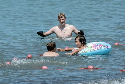 Купаться в Черном море запретили