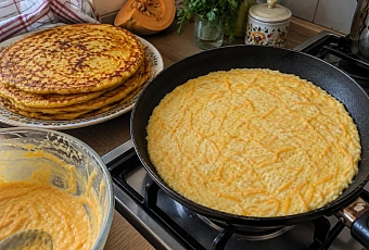 Тыквенные лепёшки с сыром и творогом: жарим на сковороде к завтраку