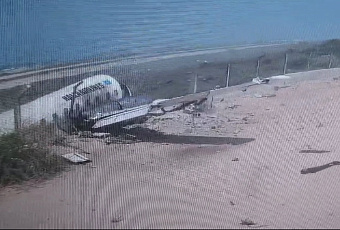 Самолет упал на посадочную полосу