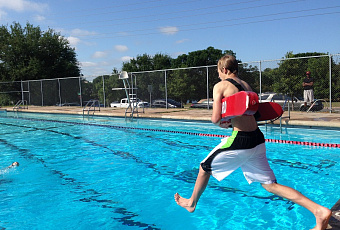 В бассейне без этого нельзя: к чему может привести отказ от шапочки для плавания