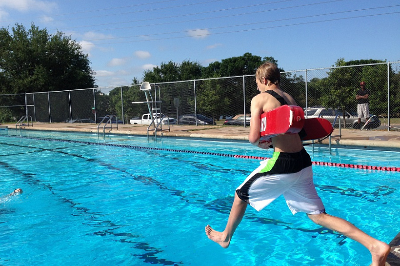 В бассейне без этого нельзя: к чему может привести отказ от шапочки для плавания