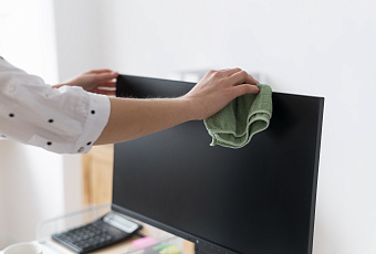 Экран под угрозой: топ-5 вещей, которыми нельзя чистить монитор