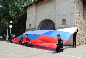 Большой триколор развернули у Русских ворот в Анапе