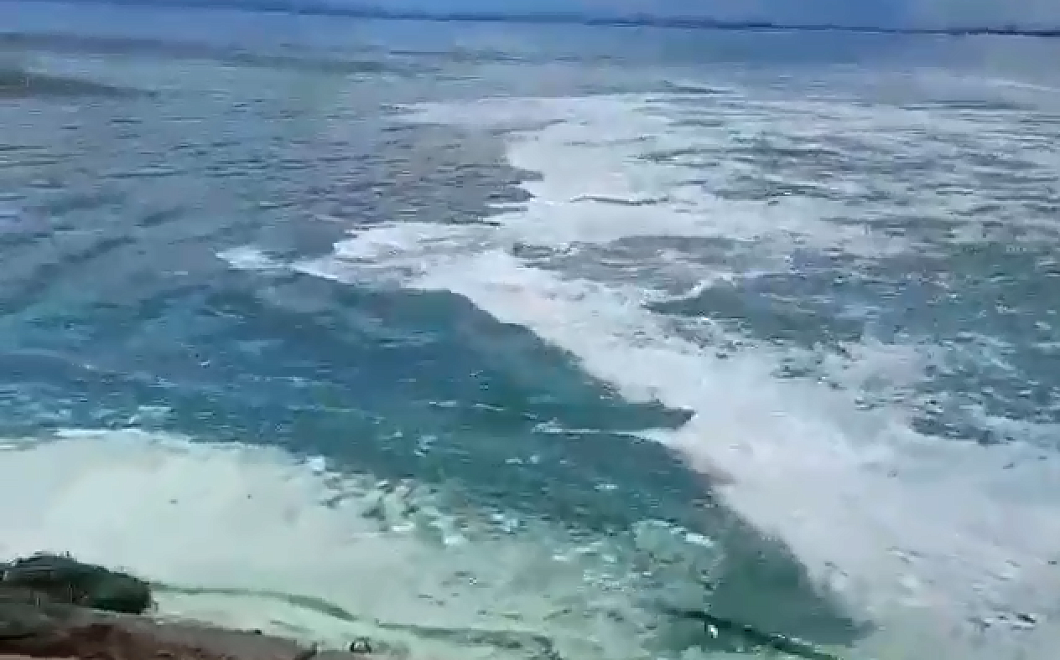 Варнавинское водохранилище под Крымском окрасилось в ярко-голубой цвет