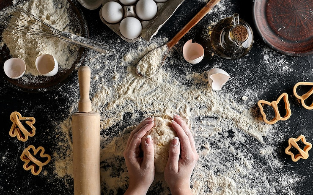 Как понять в рецептах строчку: добавить «муки, сколько возьмет тесто»