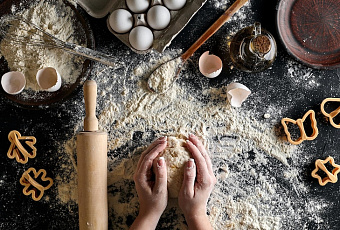 Как понять в рецептах строчку: добавить «муки, сколько возьмет тесто»