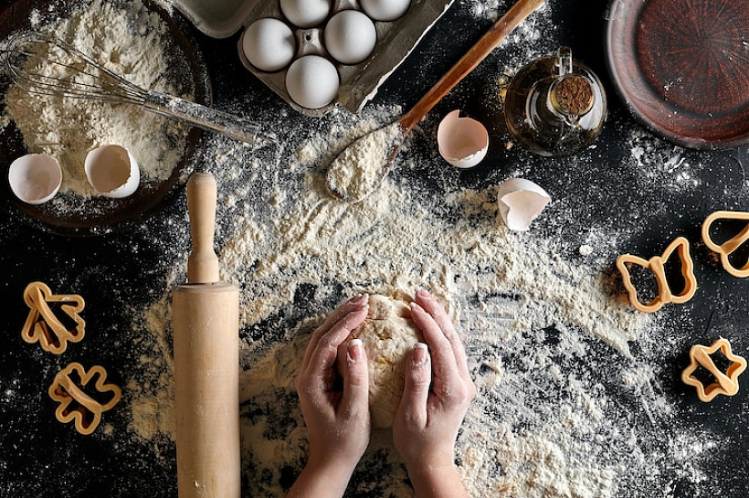 Как понять в рецептах строчку: добавить «муки, сколько возьмет тесто»