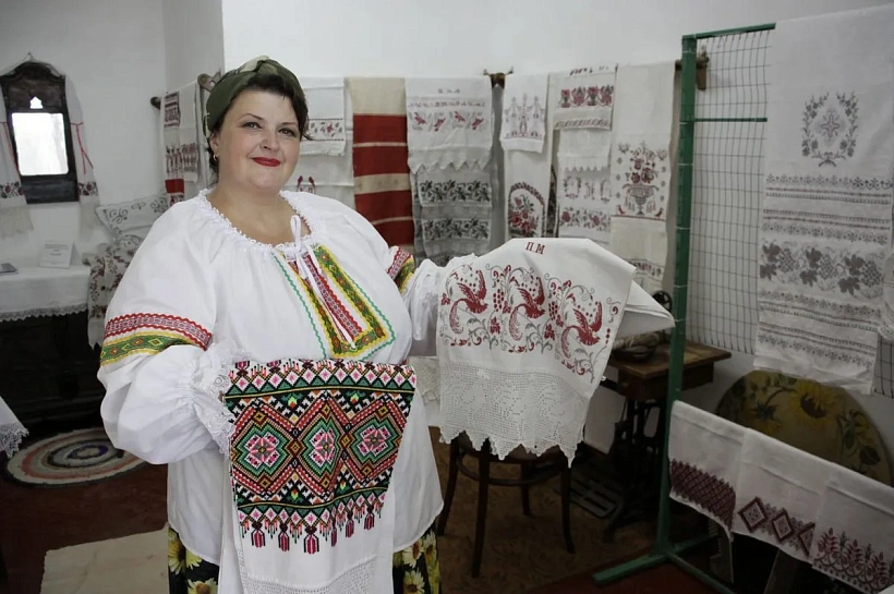 К 89-летию Кубани тихорецкая мастерица показала коллекцию старинных рушников