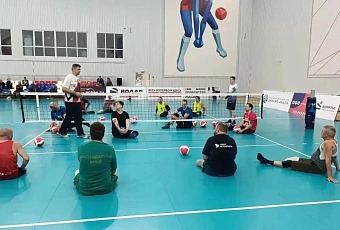 В Витязево стартовал турнир по волейболу сидя с участием кубанских ветеранов СВО