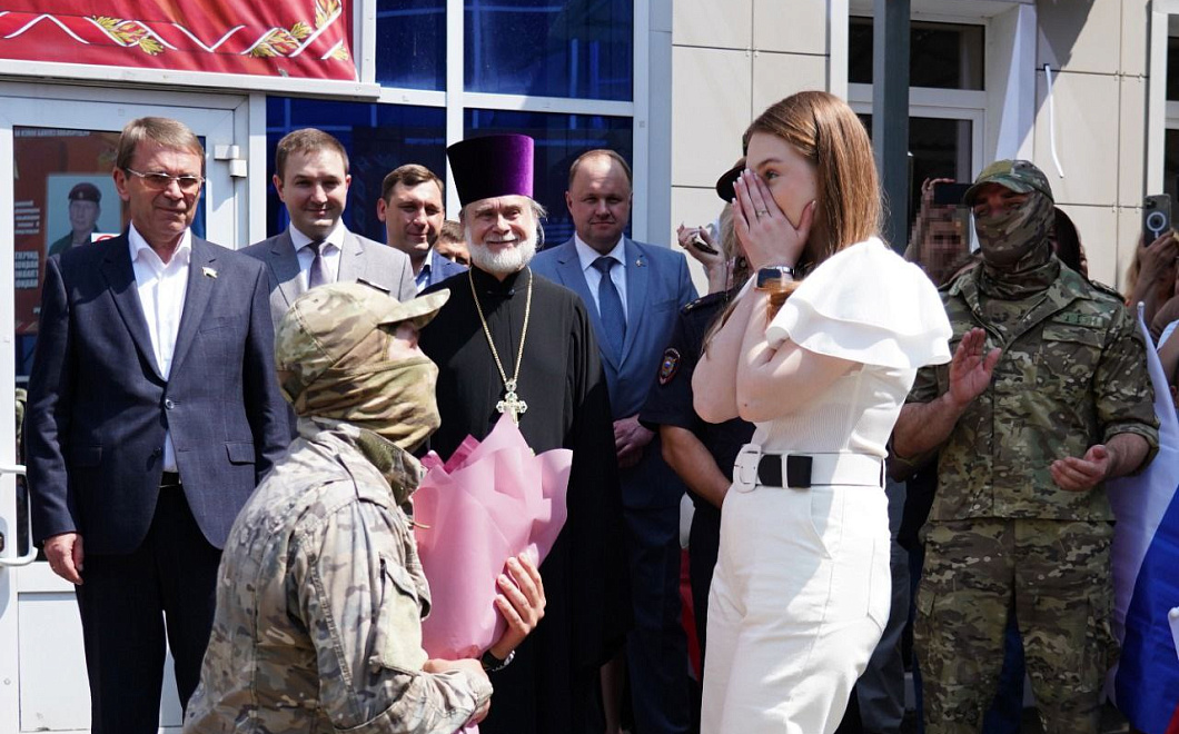 Она сказала «да»: в Сочи вернувшийся со спецоперации росгвардеец сделал предложение своей девушке