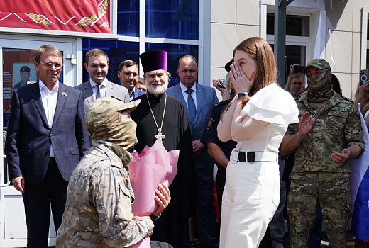 Она сказала «да»: в Сочи вернувшийся со спецоперации росгвардеец сделал предложение своей девушке