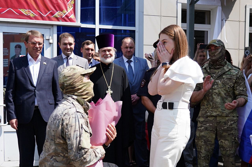 Она сказала «да»: в Сочи вернувшийся со спецоперации росгвардеец сделал предложение своей девушке