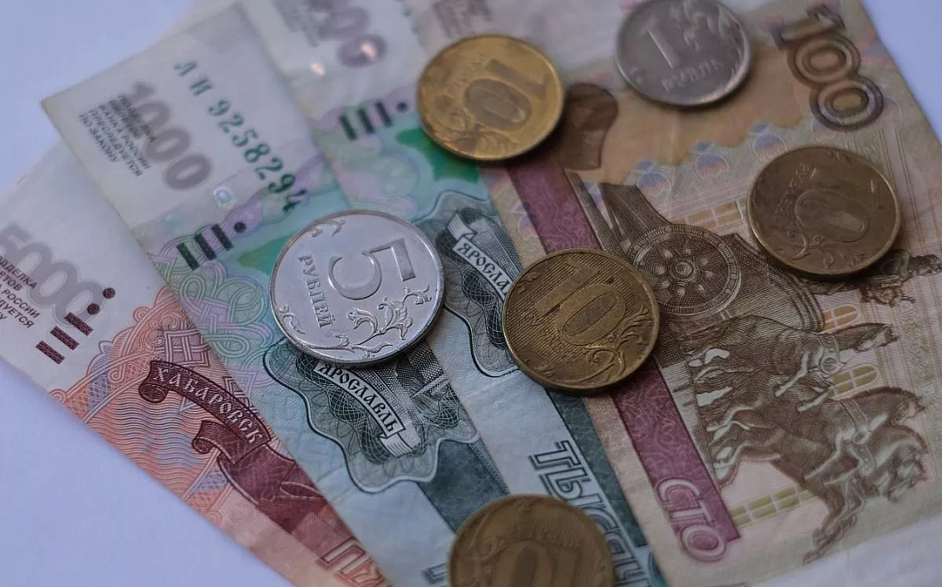 Женщины в России получают пенсию на 221 рубль больше мужчин, но активнее копят сами