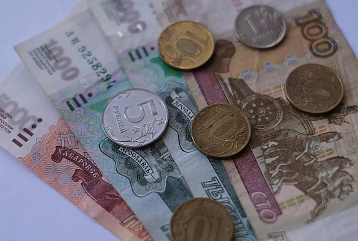 Женщины в России получают пенсию на 221 рубль больше мужчин, но активнее копят сами