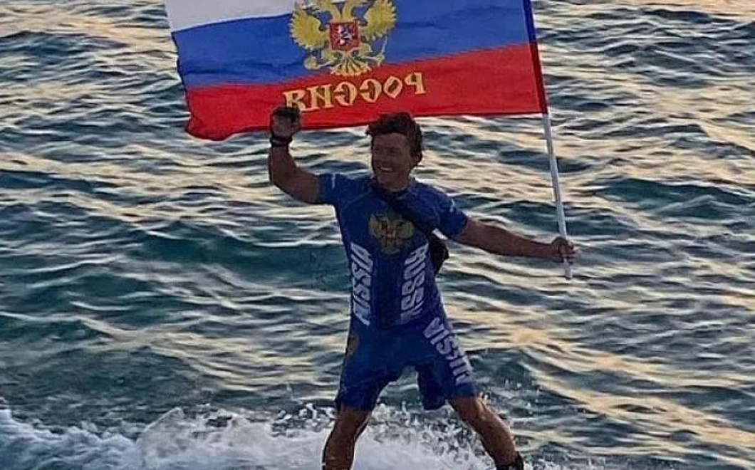 Экстремал на электросерфе устроил у берегов Геленджика шоу ко Дню флага РФ