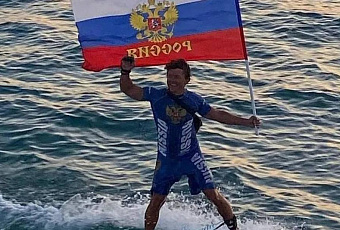 Экстремал на электросерфе устроил у берегов Геленджика шоу ко Дню флага РФ