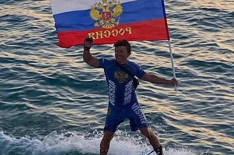 Экстремал на электросерфе устроил у берегов Геленджика шоу ко Дню флага РФ