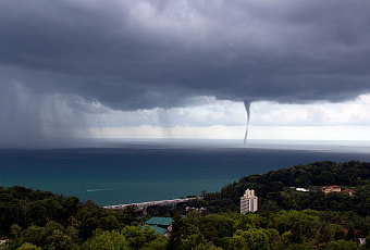 Над морем в Сочи до конца суток ожидается появление смерчей
