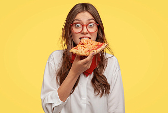 Привлекательный мусор: нутрициолог рассказал, почему нас так тянет к нездоровой еде