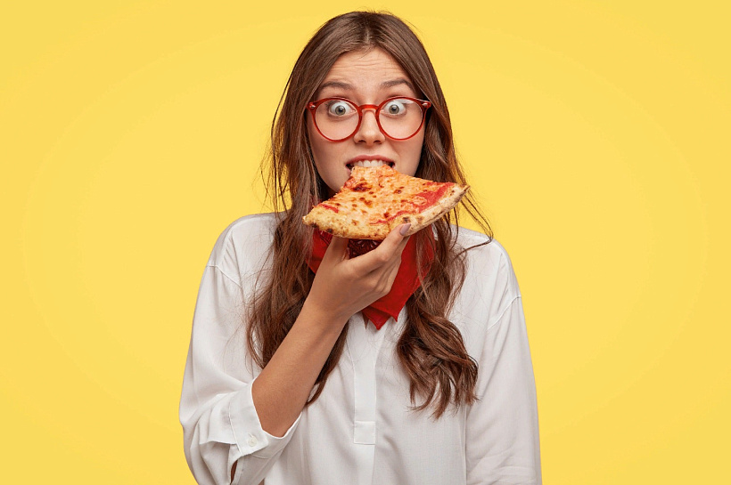 Привлекательный мусор: нутрициолог рассказал, почему нас так тянет к нездоровой еде