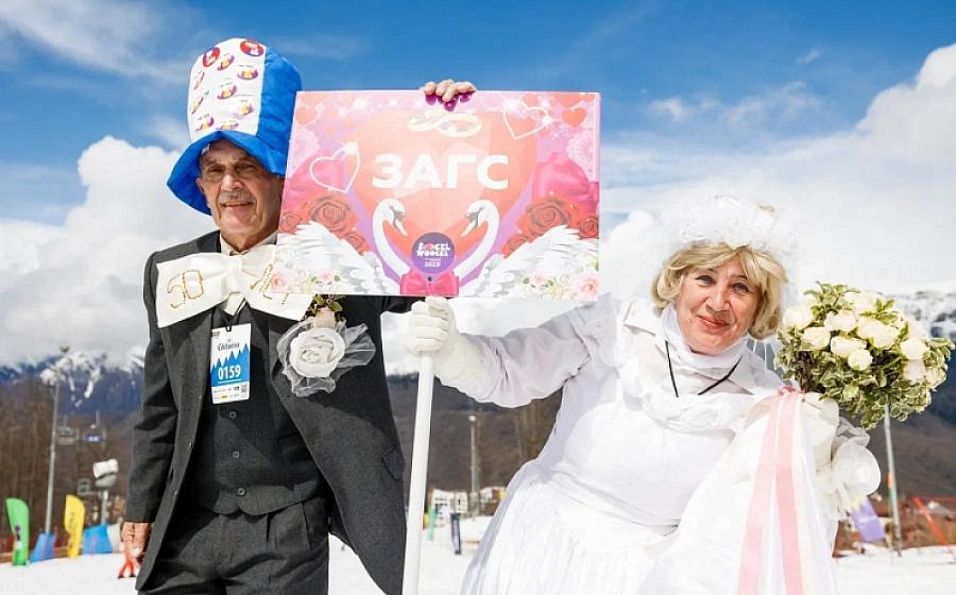 Под крики «Горько!»: супружеская пара отметила 50-летие брака заездом на лыжах