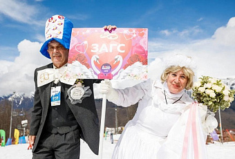 Под крики «Горько!»: супружеская пара отметила 50-летие брака заездом на лыжах