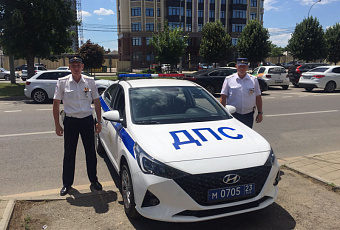 В Краснодаре сотрудники ДПС помогли доставить роженицу в больницу