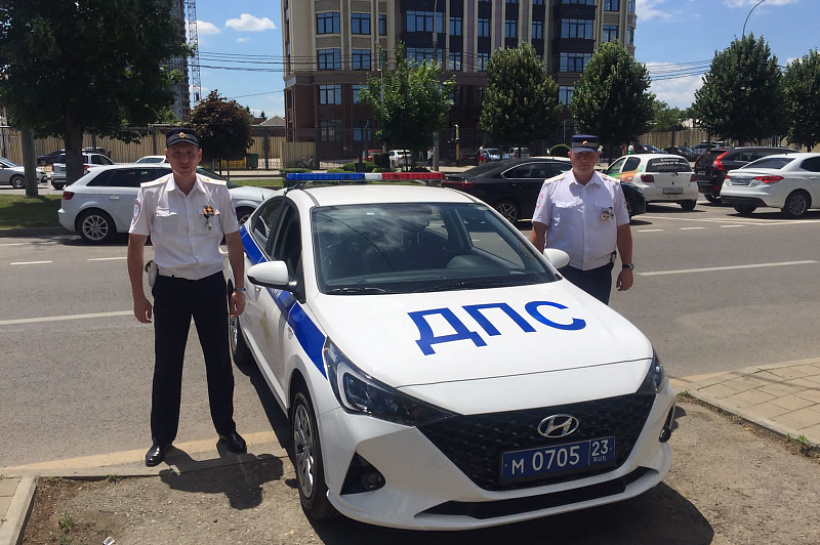 В Краснодаре сотрудники ДПС помогли доставить роженицу в больницу