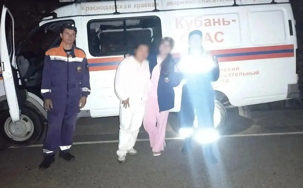 Спасатели нашли двух заблудившихся туристок в горах на Кубани