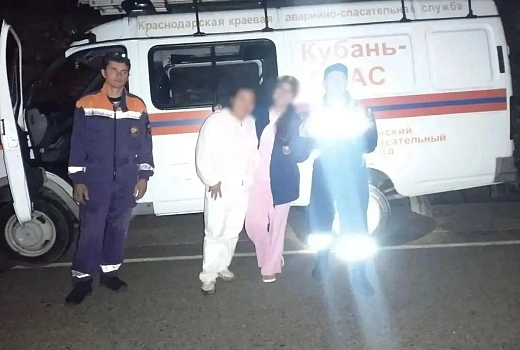 Спасатели нашли двух заблудившихся туристок в горах на Кубани