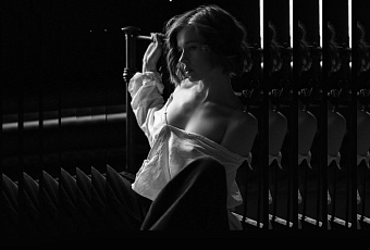 «Ниже, еще ниже»: Екатерина Шпица сорвала бюстгальтер и приоткрыла свои интимные секреты