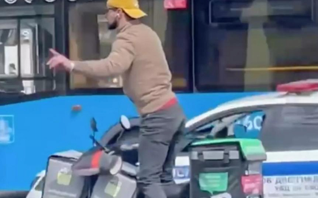 Доставляющего еду «всадника без головы» заметили в Москве