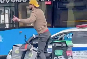 Доставляющего еду «всадника без головы» заметили в Москве