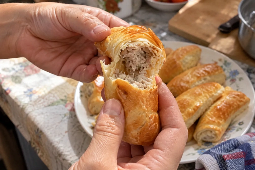 Пирожки без дрожжей и разрыхлителя: тонкое тесто сворачиваем вокруг мясной начинки