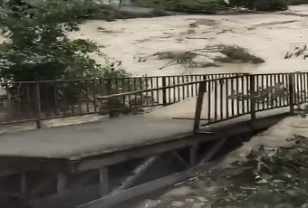 Поток ливня снес пешеходный мост в России