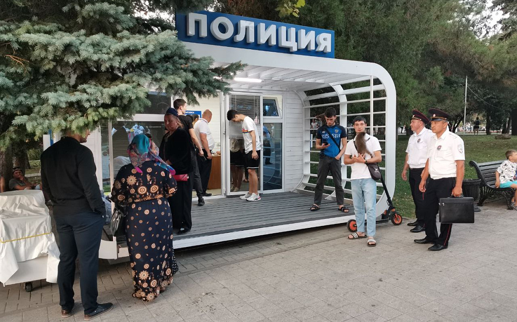 В Анапе полицейские забрали енотов у фотоживодера