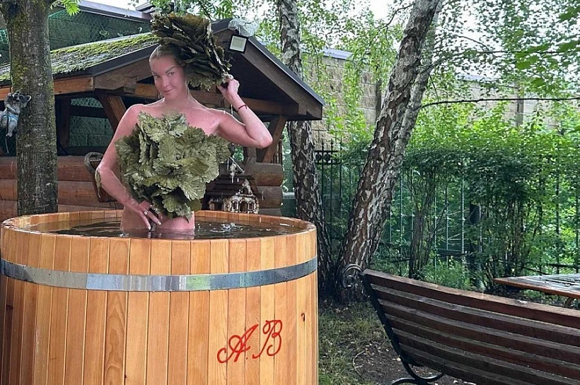 «Да пошла она в баню»: фанаты не захотели видеть звезду балета в дубовой бочке