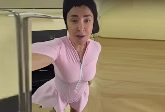 Прищемила до писка: певица Лолита Милявская опозорилась в розовом комбинезоне