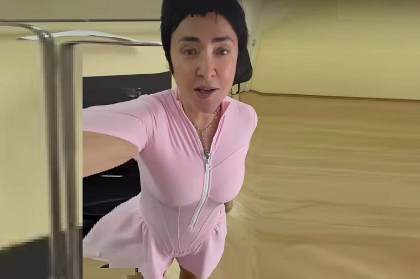 Прищемила до писка: певица Лолита Милявская опозорилась в розовом комбинезоне