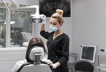 Угроза за губами: оставлять осколки зуба в десне крайне опасно