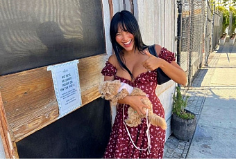 Фанаты в панике: молодая жена Александра Цекало может задушить его невероятно пышной грудью