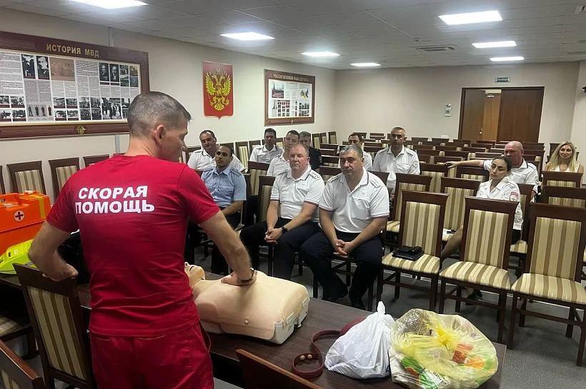 Как действовать до приезда скорой: в Сочи автоинспекторов научили спасать жизни при ДТП