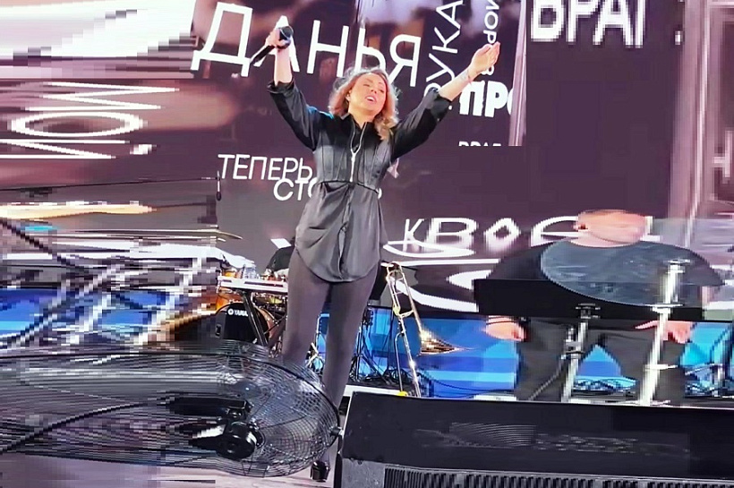 Огонь, вода и мед... Певица МакSим в Лужниках привела поклонников в тихий ужас от своего вида