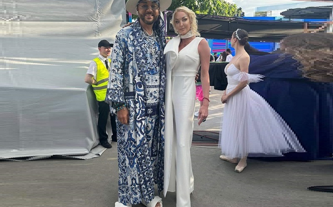 Балерина Настя Волочкова готовит Филиппа Киркорова к своему фирменному шпагату