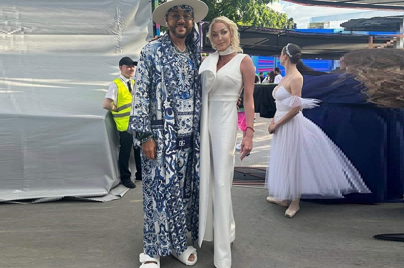 Балерина Настя Волочкова готовит Филиппа Киркорова к своему фирменному шпагату