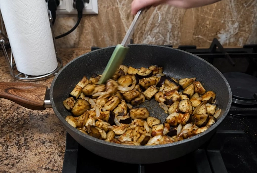 Синенькие со сметаной и чесноком: как жарить с минимумом масла