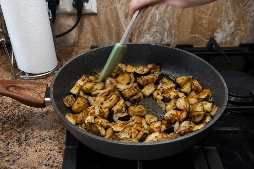 Синенькие со сметаной и чесноком: как жарить с минимумом масла