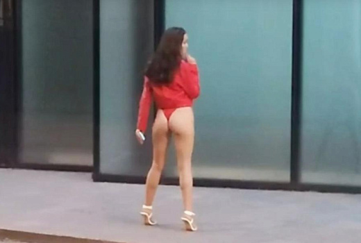 Девушка в стрингах устроила фотосессию посреди улицы и попала на видео