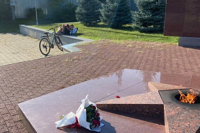 Объятия подростков у Вечного огня шокировали жителей Апшеронска