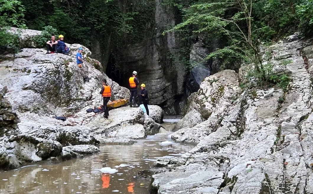 Водолазы нашли тело утонувшей в горной реке девушки в Сочи в Чертовой купели
